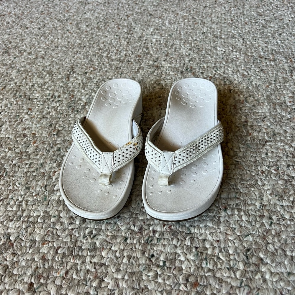 Vionic White Perforated Sandals